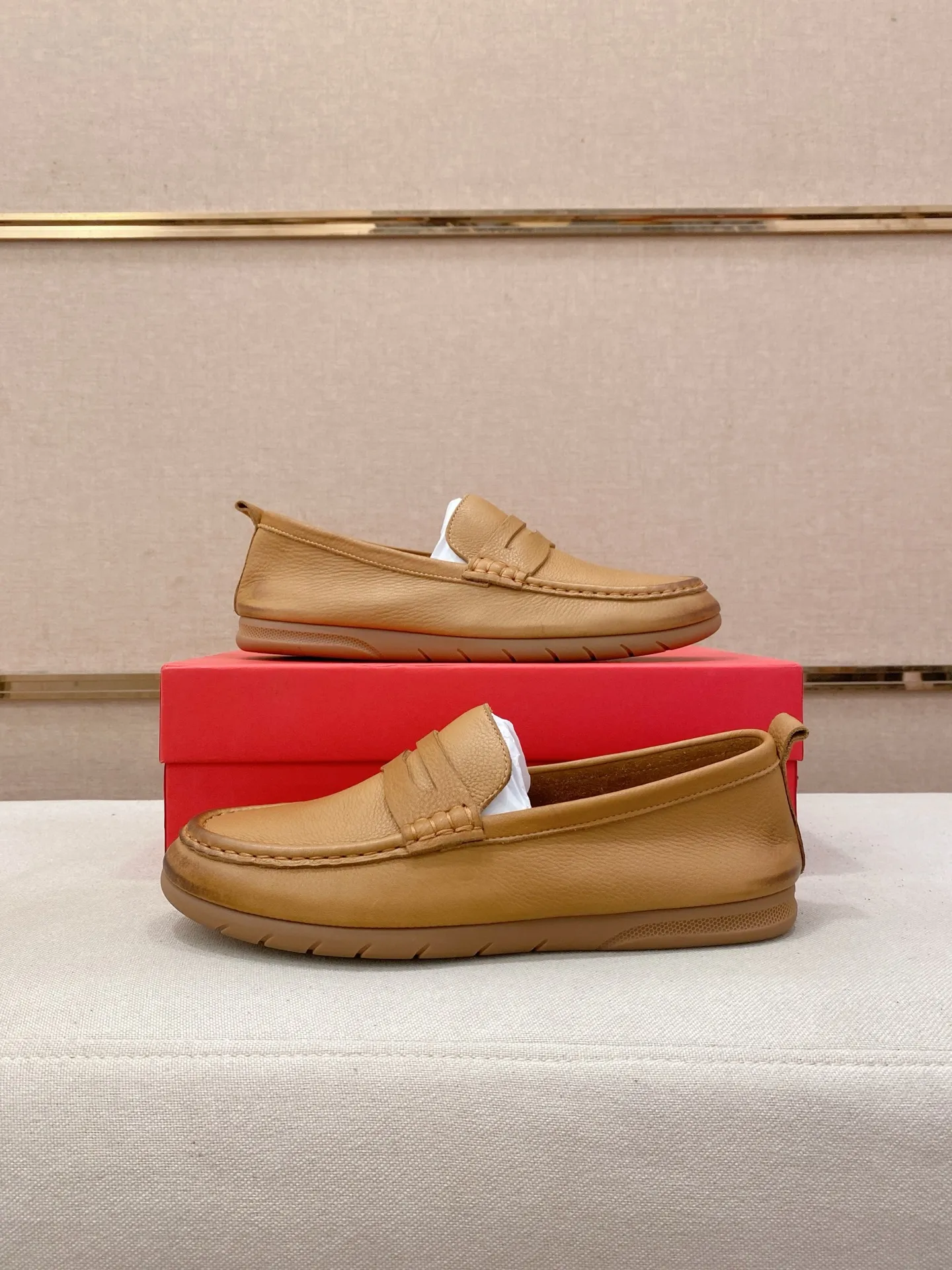 Factory price 500💰 Original Ferragamo men's shoes! The world's top brands...Luxury quality...//Fashion and high-end footwear 👍💪🏻...give you a low-key luxury comfort experience👍. The upper is made of pure Italian imported original cowhide and sweat-absorbent sheepskin lining. It is comfortable and breathable, high-end and classy... luxurious and noble!! .. OEM factory shipment [Hug] stall.. Original board. Welcome to taste..38--44.